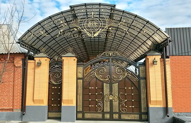 Купить или заказать ворота для дома с навесом - стильные и надежные решения для вашего участка в Невинномысске от 42581 руб | ВоротМастер-Нвн