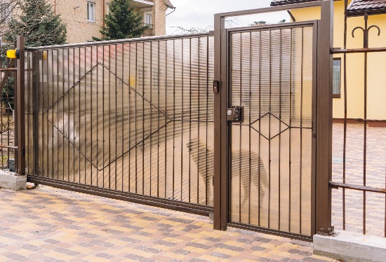 Купить ворота из профлиста с элементами ковки, с металлическими столбами в рамке или под дерево в Невинномысске от 157126 руб